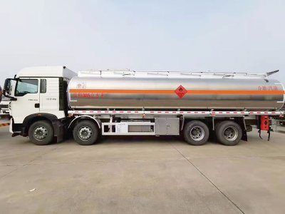 重汽豪沃前四後八30.5方鋁合金運油車